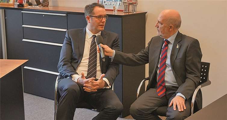 Der SPD-Fraktionsvorsitzende im Landtag von Rheinland-Pfalz, Alexander Schweitzer im Gespräch mit Alfred Adams. Privat