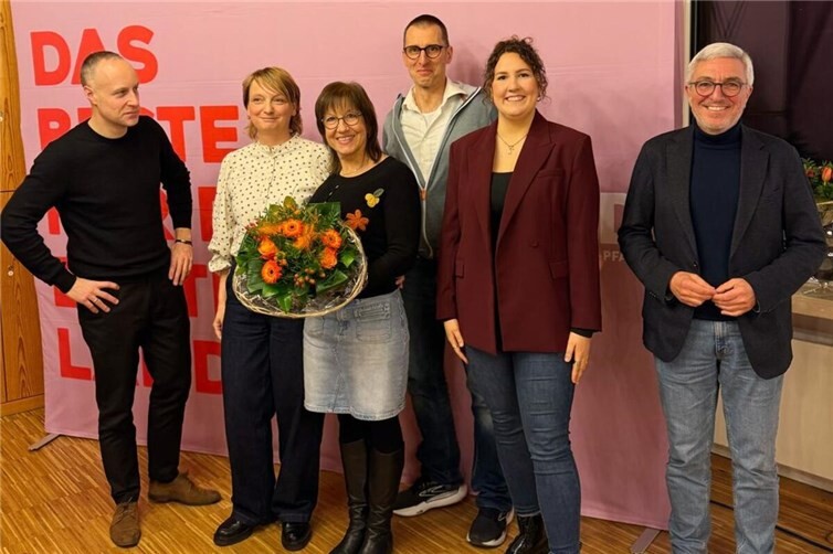 Der SPD-Generalsekretär Gregory Scholz, die Ortsvorsitzenden Judith Ulrich und Jochen Sachsenhauser, die Landtagskandidatin Adriana Kauth sowie der Ehrenvorsitzende der SPD Rheinland-Pfalz, Roger Lewentz, gratulierten Gabi Laschet-Einig zu ihrer Wahl zur Ehrenvorsitzenden der SPD Lahnstein. Fotos: SPD-Lahnstein / Markus Graf 