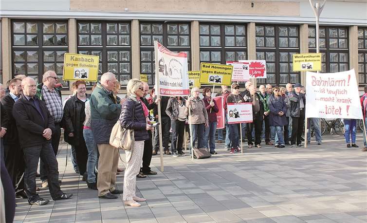 Der SPD-Kreisausschuss nahm jüngst an der Mahnwache am Neuwieder Bahnhof teil.privat