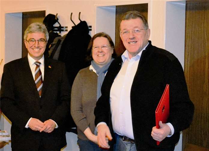 Der SPD Landesvorsitzende Innenminister Roger Lewentz (1.v.l.) und die Ortsvereinsvorsitzende Marion Mühlbauer (2.v.r:) ehrten Eike Kurz (1.v.r.) zur 40-jährigen Mitgliedschaft in der SPDprivat