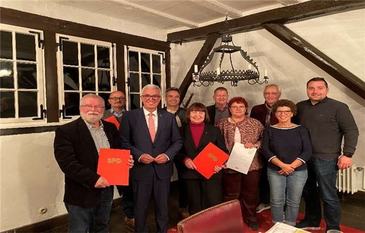 Der SPD-Landesvorsitzende Roger Lewentz ehrte langjährige und verdiente Mitglieder des SPD-Ortsvereins Treis-Karden. Quelle: SPD Ortsverein Treis-Karden