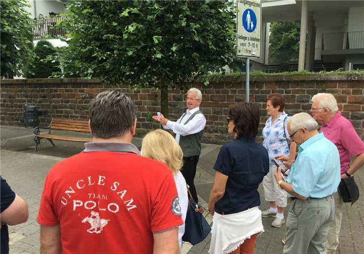 Der SPD Ortsverein Breisiger Land begutachtet die Rheinpromenade.privat
