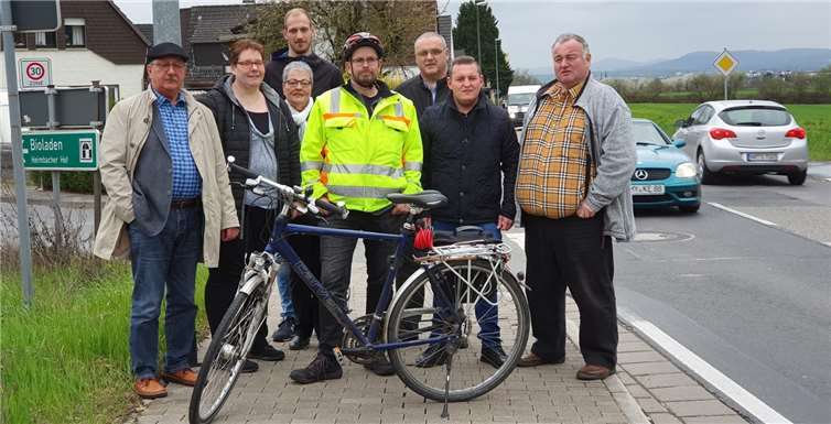 Der SPD Ortsverein Heimbach-Weis machte sich erneut ein Bild von der Lage vor Ort. Fazit: Die Einrichtung einer Überquerungshilfe ist und bleibt notwendig.Foto: SPD Heimbach-Weis