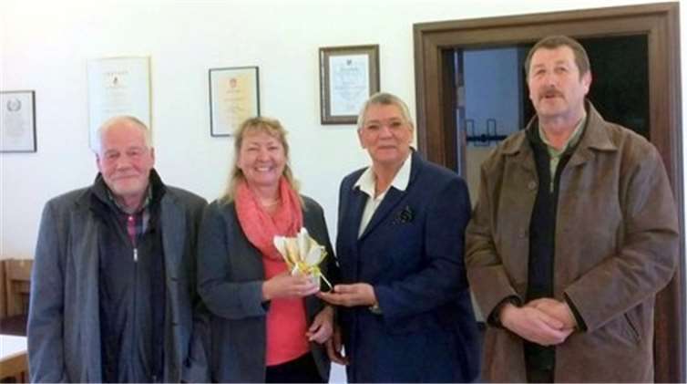 Der SPD-Ortsverein unterstützt mit einer Geldspende die Arbeit der Adenauer Tafel.privat