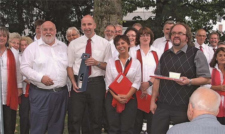 Der SPD- Ortsvereinsvorsitzende Dieter Klöckner, MdL, dankte dem Chor für die musikalische Umrahmung des Sommerfestes.