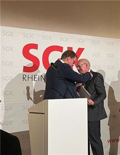 Der SPD-Politiker wurde in Mainz mit der Ehrennadel des Landesverbandes der Sozialdemokratischen Gemeinschaft für Kommunalpolitik (SGK) ausgezeichnet.. Foto: SPD Cochem-Zell
