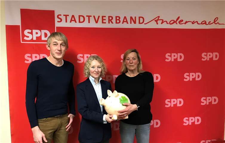 Der SPD-Stadtverband übergab die gesammelten Spenden des Neujahrsempfangs an die Kreismusikschule. privat