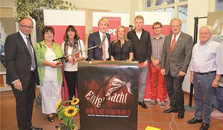 Der SPD-Stadtverbandsvorstand um Marc Ruland und Ulla-Wiesemann Käfer überreichten die Parteibücher als Zeichen der Mitgliedschaft.privat
