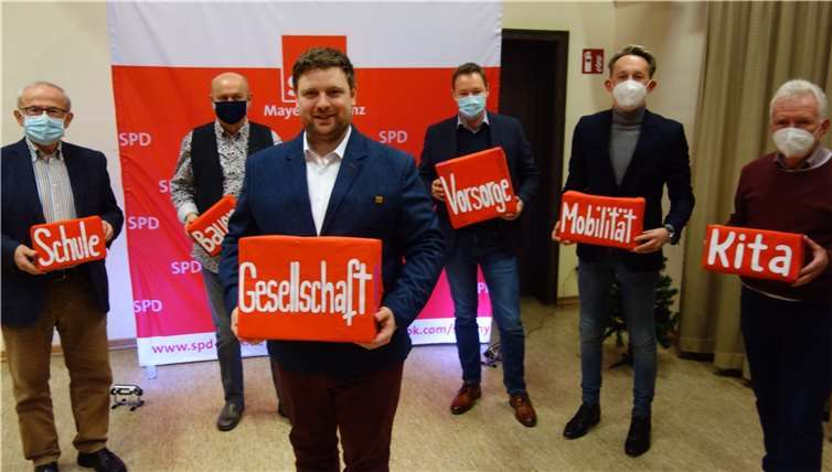 Der SPD VG-Bürgermeisterkandidat Norman Schneider, vorne Mitte, mit v.li.: Hans-Dieter Gassen - ehem. Präsident der SDG Nord, Helmut Schreiber - früherer SPD VG-Bürgermeister in Rhens, Dr. Alexander Wilhelm - ehem. SPD-Staatssekretär, Marc Ruland - SPD-Generalsekretär RLP, Bernhard Hoffmann - SPD-Ortsbürgermeister in Brey.Foto: privat