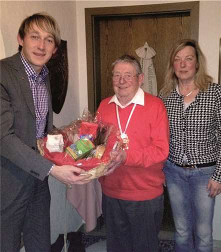 Der SPD-Vorsitzende und Landtagsabgeordnete Marc Ruland, sowie die erste stellvertretende Vorsitzende des SPD-Stadtverbandes, Ulla Wiesemann-Käfer, gratulieren Horst Zerwas zum 80. Geburtstag.privat