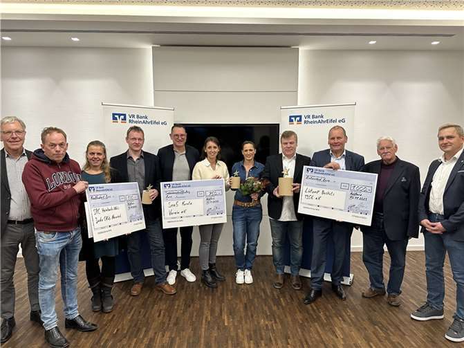 Der SRC Heimbach-Weis 2000 e.V., der Sen5 Karate e.V. und der Lützel Baskets 1956 e.V. erhielten die Auszeichnung „Sterne des Sports“ der VR Bank RheinAhrEifel eG.  Foto: Florian Kütt/VR RheinAhrEifel eG