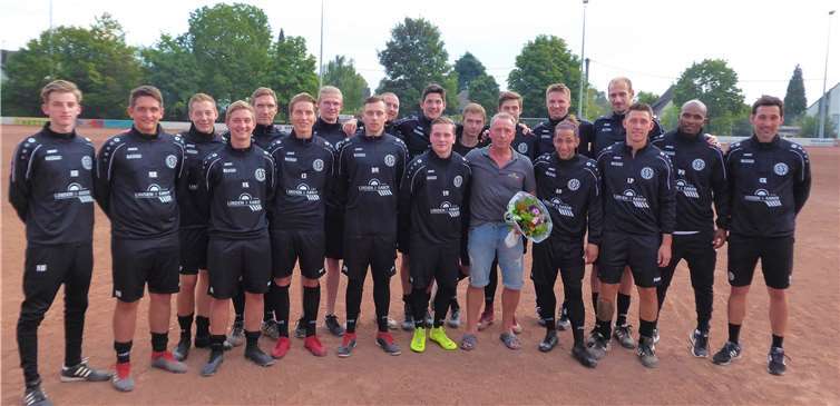 Der SSV Heimbach-Weis überreichte Geschäftsführer Uwe Badziong einen Blumenstrauß für die Unterstützung der Vereinsarbeit.Foto: privat