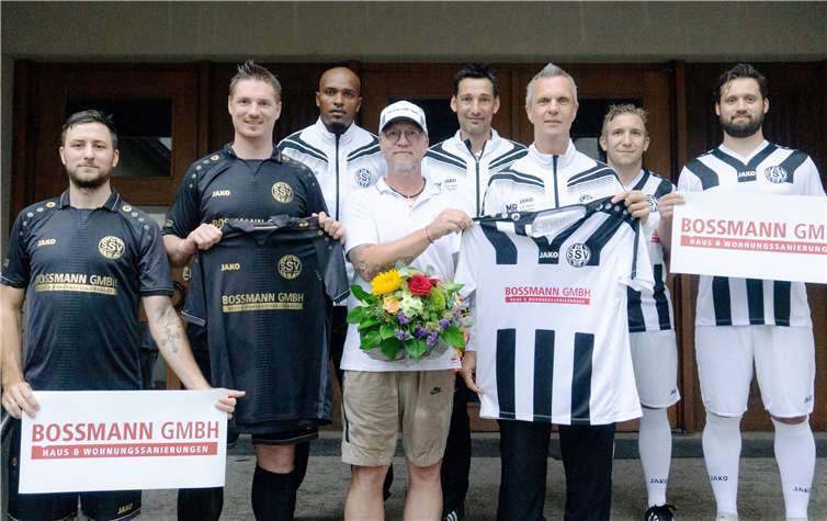 Der SSV ist stolz darauf, mit der Bossmann GmbH einen starken neuen Partner, auch für die 1. Seniorenmannschaft an der Seite haben zu dürfen. Foto: SSV Heimbach-Weis