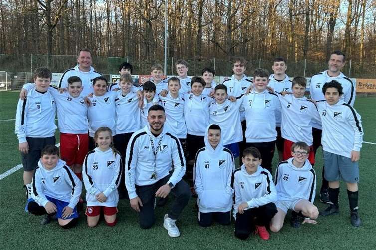 D-Jugend erhält Spende von 26 Pullovern Der SV Alemannia Adendorf 1920 e.V. freut sich über die neuen Pullover.Foto: privat