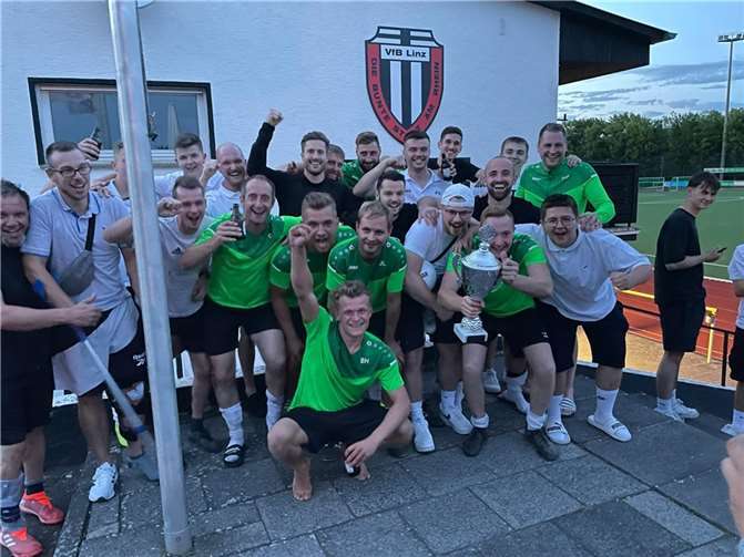 Der SV Leubsdorf sicherte sich den ersten Platz und schnappte sich den Pokal. Foto: VfB Linz