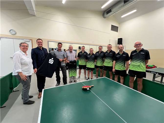 Der SV Ramersbach freut sich über die Unterstützung der Kreissparkasse Ahrweiler, vertreten durch René Schell, Leiter des BeratungsCenters Ahrweiler.  Foto: Marco Seydel