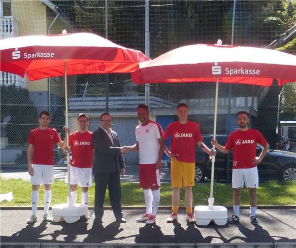Der SV Rheinbreitbach freut sich über neue Sonnenschirme. Foto: privat
