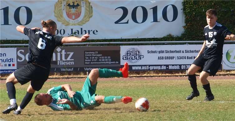 Der SV Rheinland Mayen (hier Kevin Kowalski) lag in Sinzig schon am Boden, kämpfte sich aber zurück und siegte nach Verlängerung. BLA