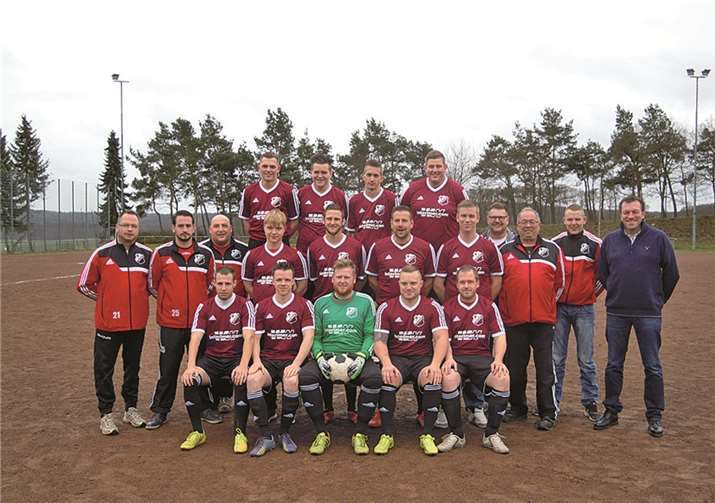 Der SV Rot Weiß Queckenberg in den neuen Trikots mit dem Firmenlogo interimer.com.privat