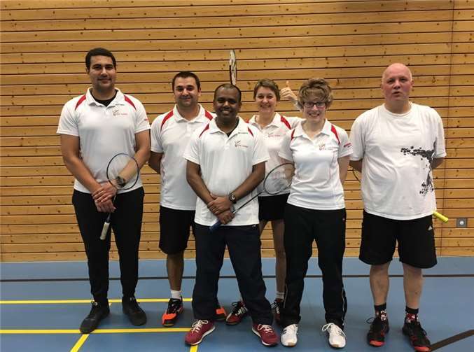 Der SV Unkel 1 auf der Siegerstraße nach dem Spiel gegen Mendig: Sanchit Kapoor, Skender Bunjaku, Arun Karuvelil, Claudia Bauch, Sandra Schreiber und Claus Schulte ( v. l. n. r.).privat