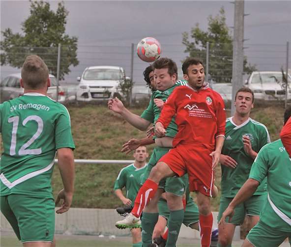 Der SV Wachtberg (rote Trikots) gewinnt das Blitzturnier.