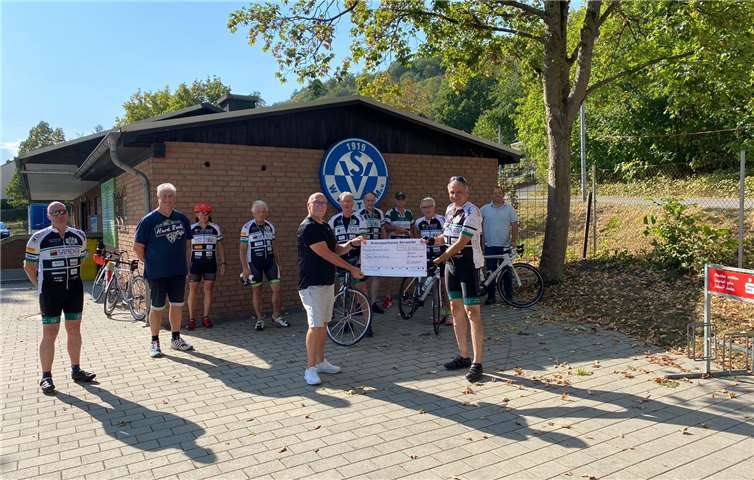 Der SV Westum übergab der „Vor Tour der Hoffnung“ eine Spende. Foto: privat