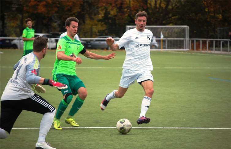 Der SV Windhagen (r. Johannes Rahn) konnte die Mendiger Defensive (l. Torhüter Jan Heinemann, in der Mitte Manuel Oster) nur selten in Verlegenheit bringen.