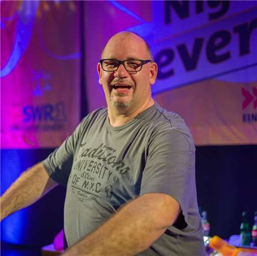 Der SWR1-DJ „Oliver Franze“ sorgt für gute Stimmung bei der SWR1 Night Fever Party in Hambuch. SWR1