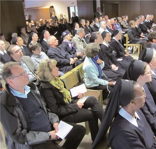 Der Saal des Pilgerhauses war prall gefüllt. Alle lauschten gespannt den Zeugnissen.