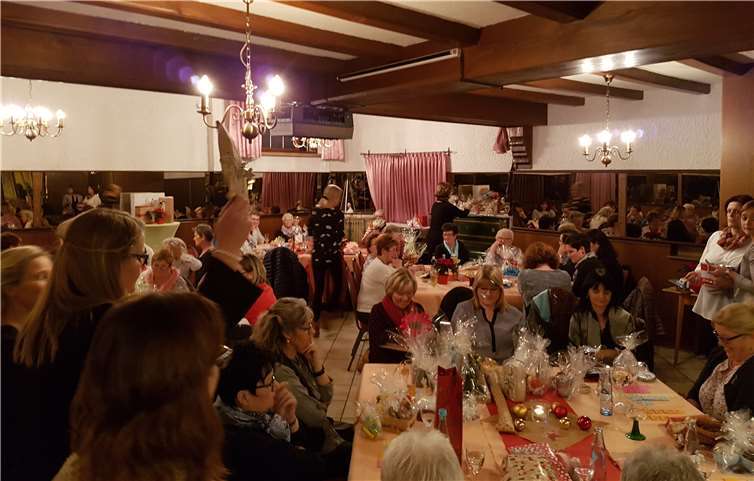 Der Saal im Restaurant „Zum Annemie“ war während der Weihnachtsfeier und der Verlosung bis auf den letzten Platz „picke packe“ voll. PH
