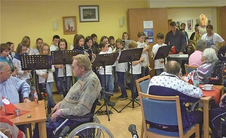 Der Saal im Senioren-und Pflegezentrum „Maternus-Stift“ in Altenahr war bis zum letzen Platz gefüllt, als die Bläserklasse der Realschule plus bei der Nikolausfeier aufspielte. privat