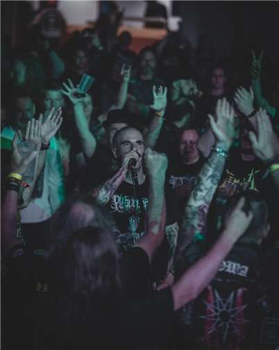 Der Sänger der Band Bloodspot.