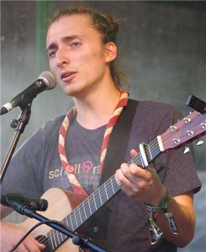 Der Sänger der Dieblicher Pfadfinder, Jens Kauen, beim Festival. Foto: privat