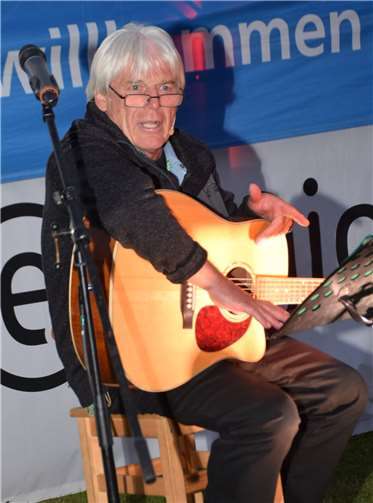 Der Sänger und Autor Bernd Schumacher trat zugunsten der Bürgerstiftung vor das Rheinbacher Publikum.