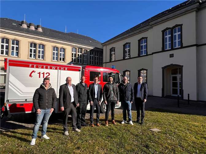 Der Saffiger Löschzug erhält im Alarmfall unter der Woche weitere Unterstützung durch Mitarbeitende der Barmherzigen Brüder Saffig. Verpflichtet wurden David Schäfer (2. v.l.) und Phillip Toth (3. v.l.) aus den St. Josefs-Werkstätten Plaidt. Foto: Barmherzige Brüder Saffig