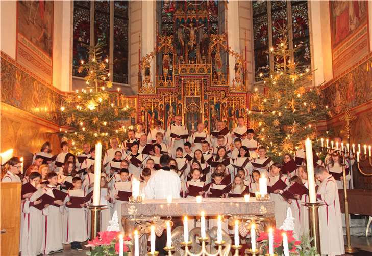 Der Sankt Martins Chor in einem wunderbaren Lichtermeer. Fotos: MFU