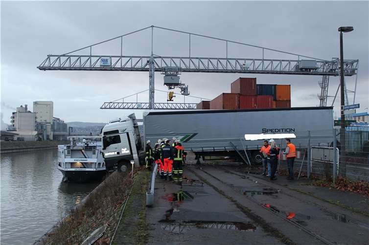 Der Sattelzug auf der Kaimauer im Rheinhafen Koblenz-Wallersheim. Foto: Polizei