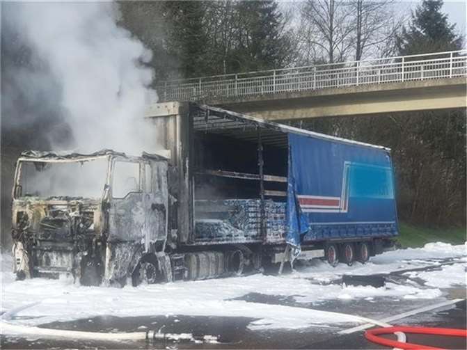 Der Sattelzug brannte völlig aus. Foto: Polizei