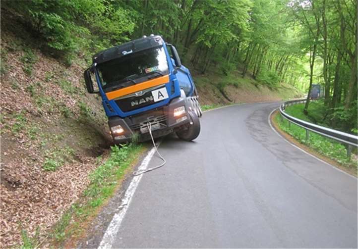 Der Sattelzug musste abgeschleppt werden.