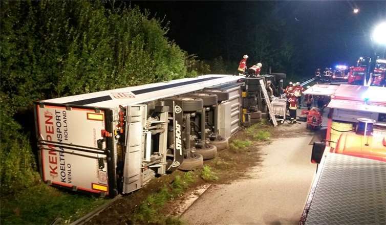 Der Sattelzug war von der Fahrbahn abgekommen und anschließend in einer Böschung umgekippt. Polizei
