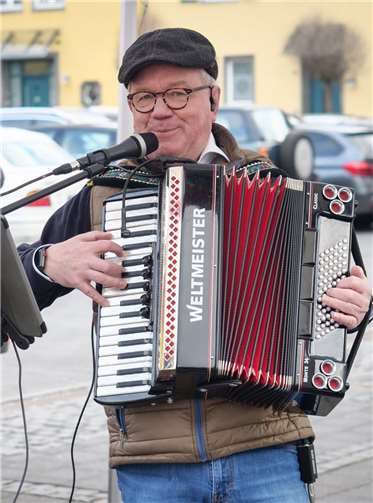 „Der Sayner“ Alois Müller sorgt beim Jubiläums-Markt für Stimmung.