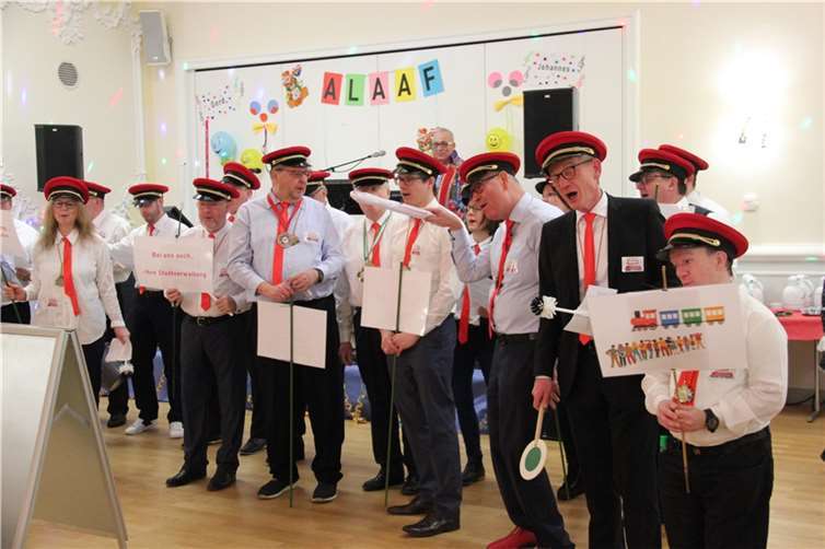 Der Schaffner-Chor aus Verwaltung und Stadtteilspitzen dankte musikalisch: „Sänk ju for träweling wis Deutsche Bahn“. Fotos:GS