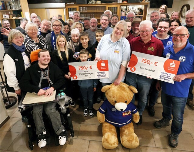 Der Schalke Fanclub überreichte die Spenden.  Foto: Jürg Niebergall