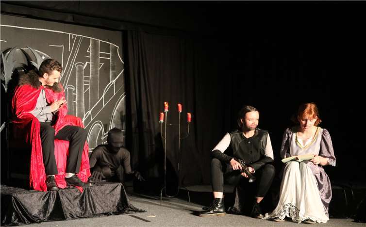 Der Schatten erhebt sich aus dem Buch, als Meggie liest.