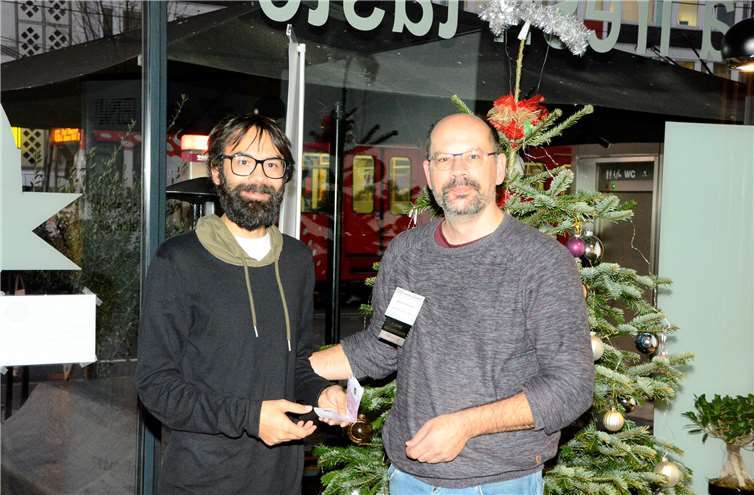 Der Schatzmeister des Bonner BNI-Netzwerkes „Aufbruch“, Robert Hübenthal von der Kraft Fahrschule aus Bonn (rechts), übergibt die Spende in Höhe von 1.500 Euro an den 1. Vorsitzender der Elterninitiative Waldkindergarten Rheinbach, David Chakrabarty. Murat Kutlu