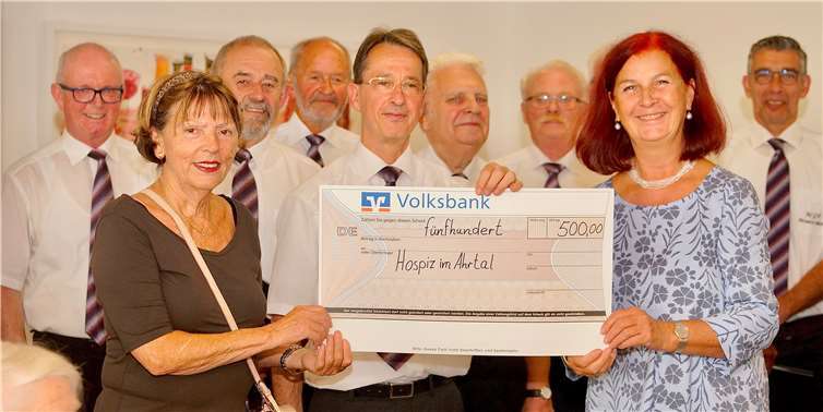 Der Schatzmeister des MGV Ahrweiler, Uwe Liebrich übergab an Ulrike Dobrowolny und Josefine Schwipper den Spendenscheck.KG