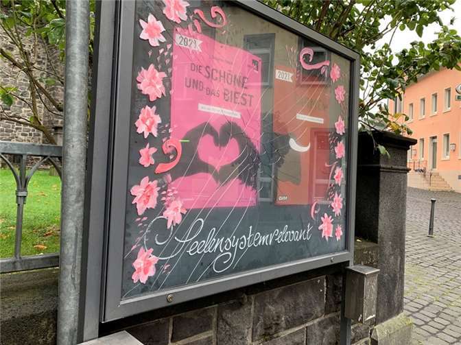 Der Schaukasten der Burgfestspiele Mayen, vor dem Godalminghaus, wurde beschädigt. Fotos: Stadt Mayen