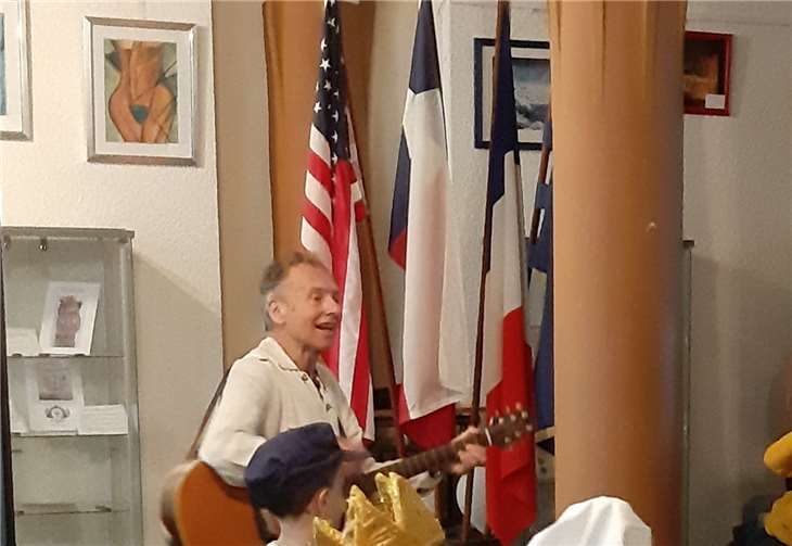 Der Schauspieler Manfred Kessel nahm die Kinder mit in die Welt des musikalischen Weihnachtsmärchens „Der König und die Weihnachtsbäcker“