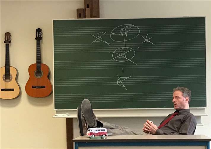 Der Schauspieler Markus Angenvorth während der Aufführung am Goethe-Gymnasium.Foto: Christa Habscheid