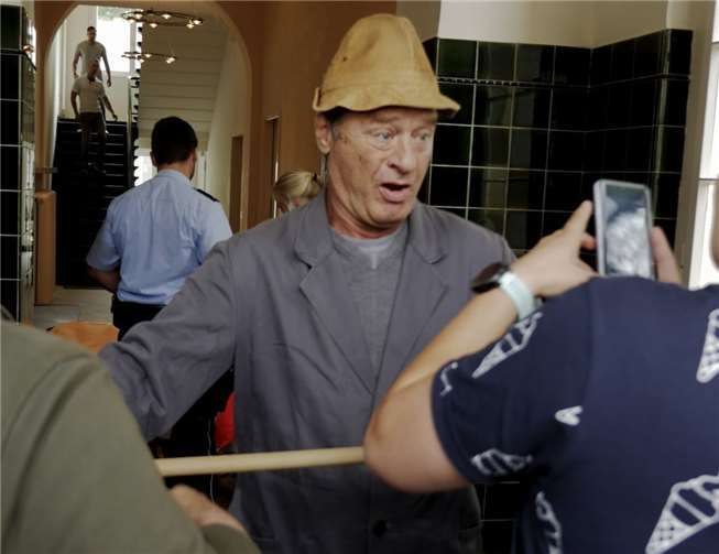 Der Schauspieler und Comedian Tom Gerhardt unterstützt als kultiger Haumeister Krause die Kampagne für mehr Respekt gegenüber Einsatzkräften. Quelle: Polizei Bonn
